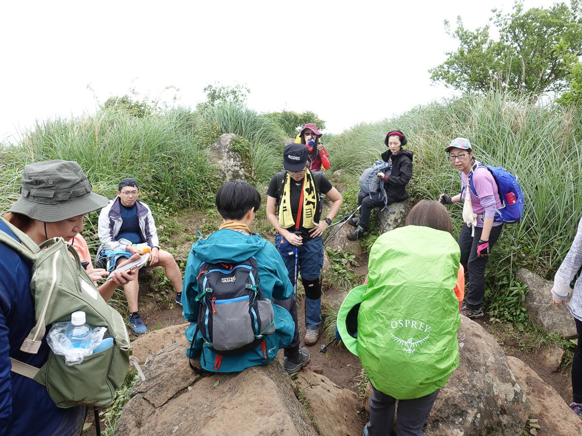 從捷運北投站一路走上面天坪 登頂大屯山西峰成為吃土人比誰吃得多