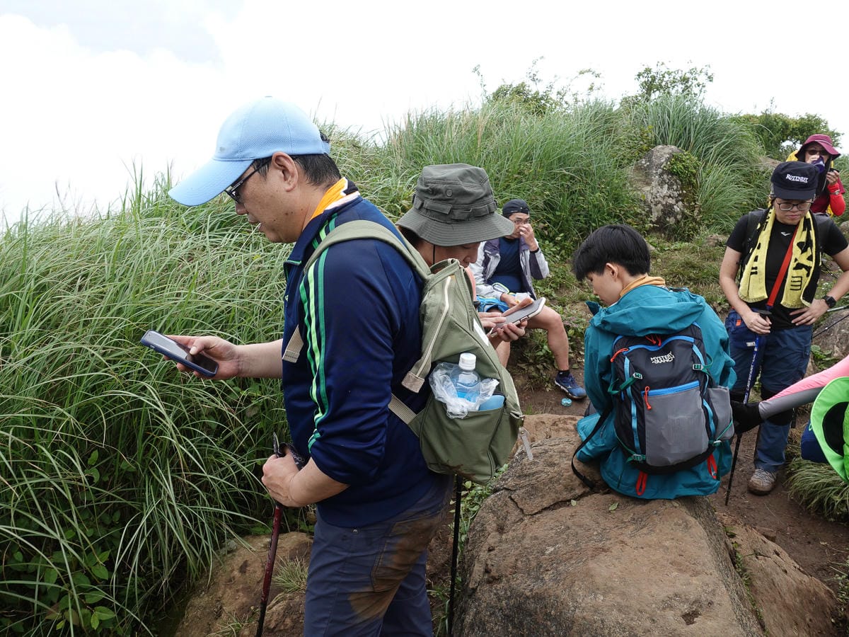 從捷運北投站一路走上面天坪 登頂大屯山西峰成為吃土人比誰吃得多
