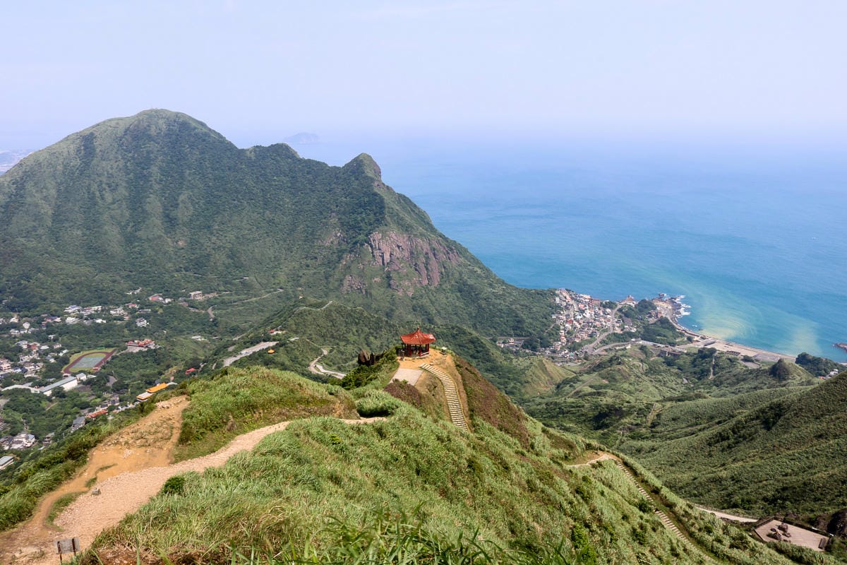瑞芳茶壺山半屏山縱走 黃金三稜手腳並用氣勢不輸劍龍稜