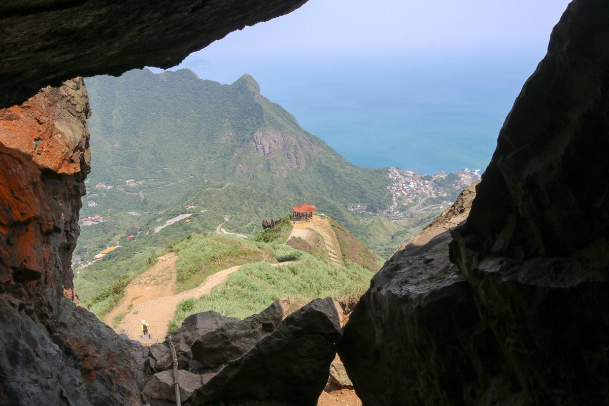 瑞芳茶壺山半屏山縱走 黃金三稜手腳並用氣勢不輸劍龍稜