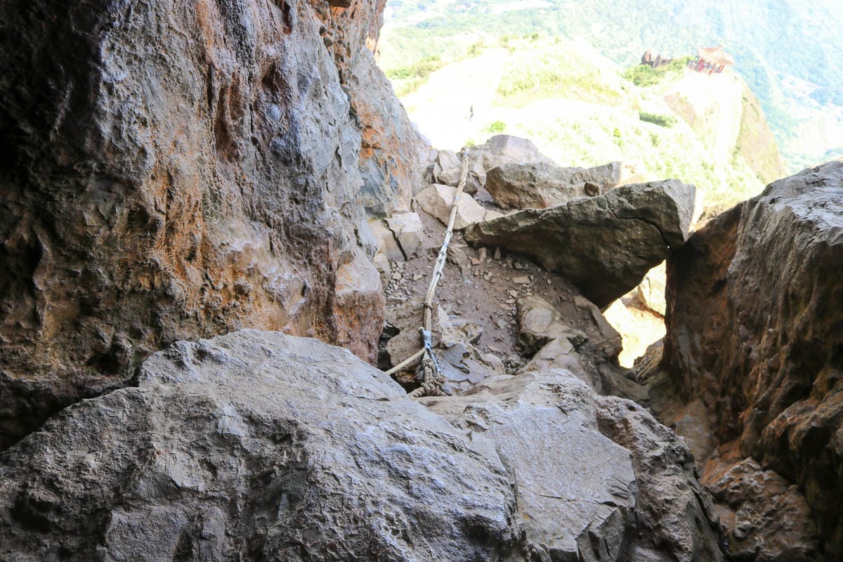 瑞芳茶壺山半屏山縱走 黃金三稜手腳並用氣勢不輸劍龍稜