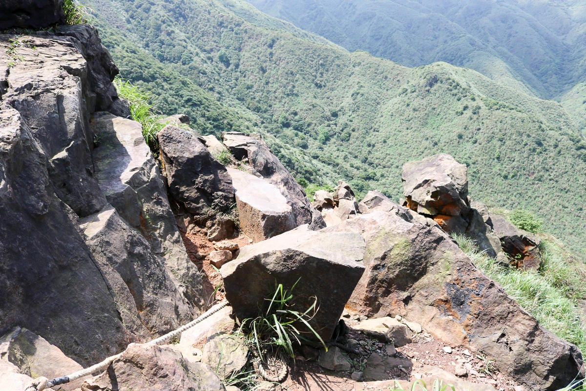 瑞芳茶壺山半屏山縱走 黃金三稜手腳並用氣勢不輸劍龍稜