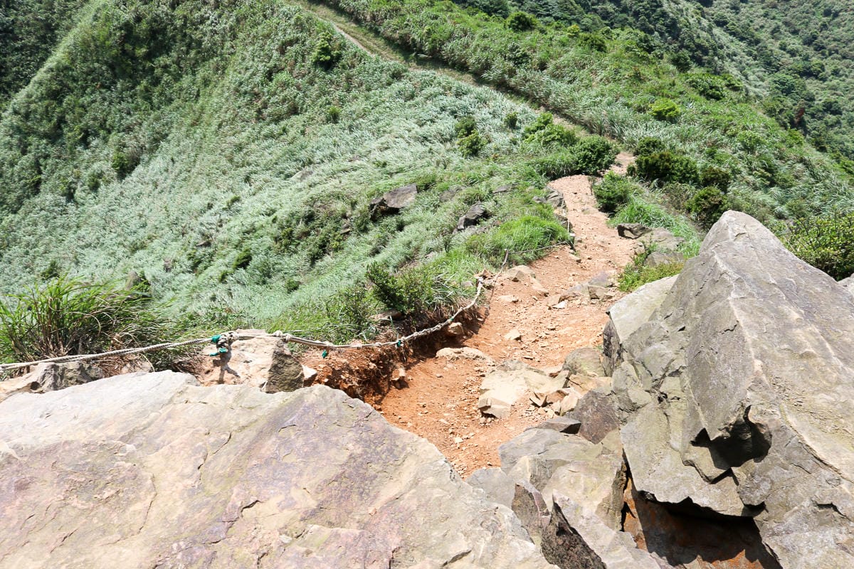 瑞芳茶壺山半屏山縱走 黃金三稜手腳並用氣勢不輸劍龍稜