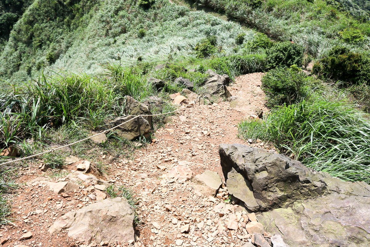 瑞芳茶壺山半屏山縱走 黃金三稜手腳並用氣勢不輸劍龍稜