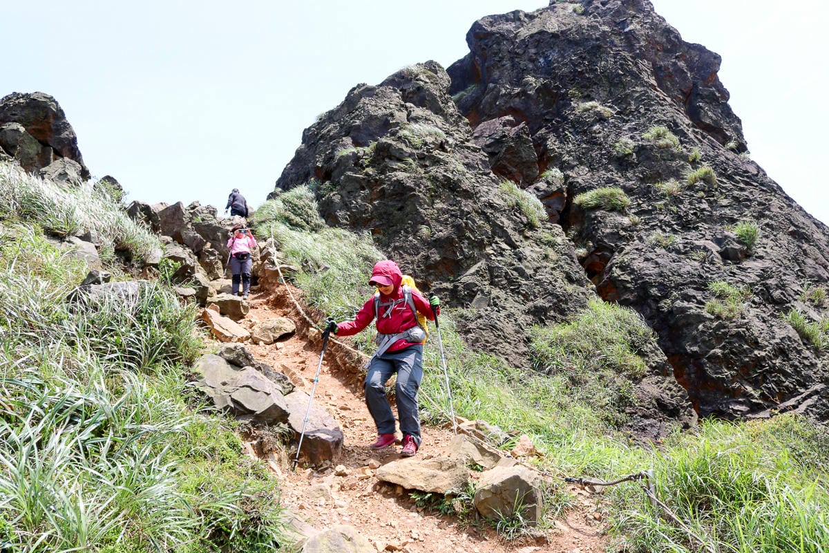 瑞芳茶壺山半屏山縱走 黃金三稜手腳並用氣勢不輸劍龍稜