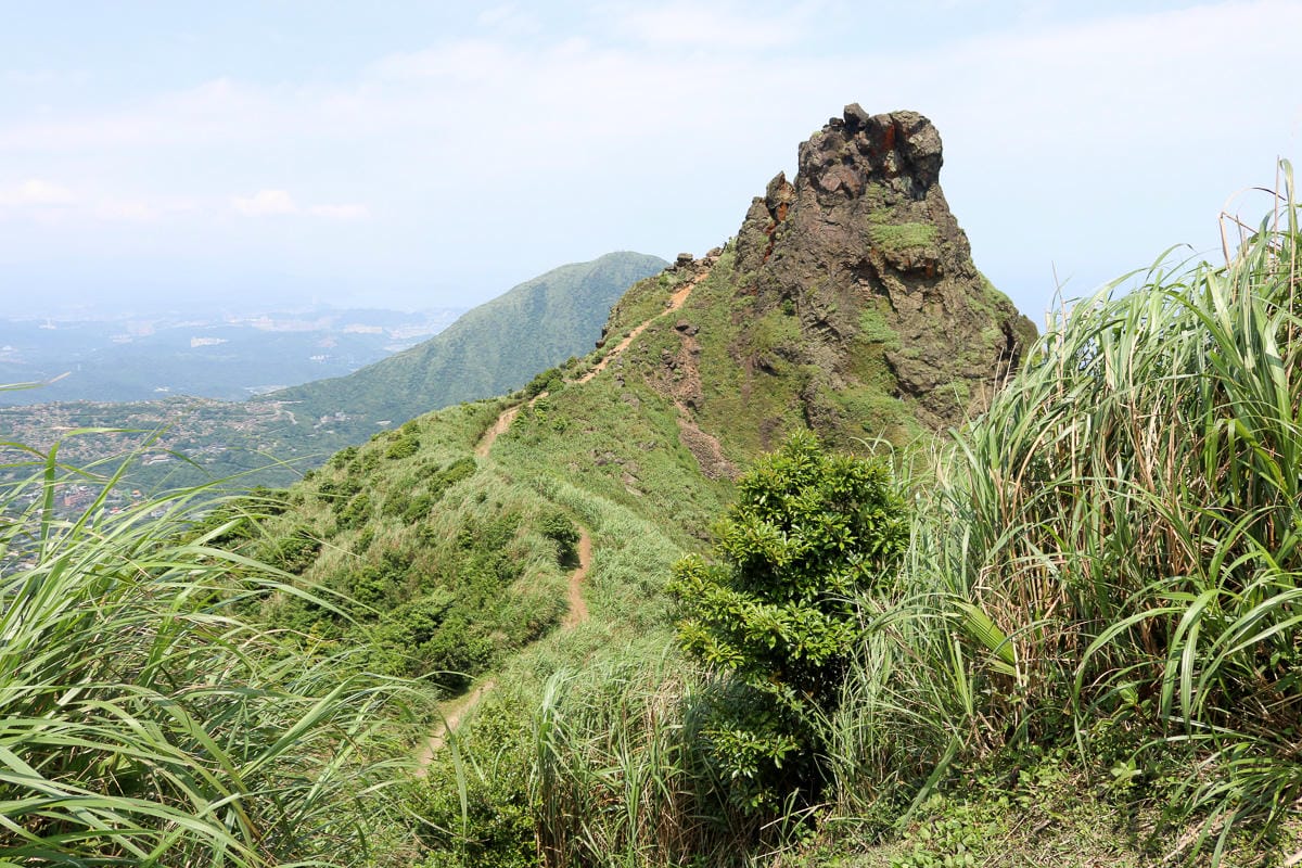 瑞芳茶壺山半屏山縱走 黃金三稜手腳並用氣勢不輸劍龍稜