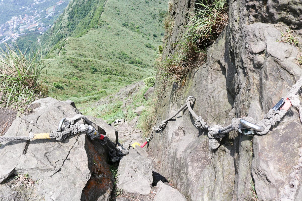 瑞芳茶壺山半屏山縱走 黃金三稜手腳並用氣勢不輸劍龍稜