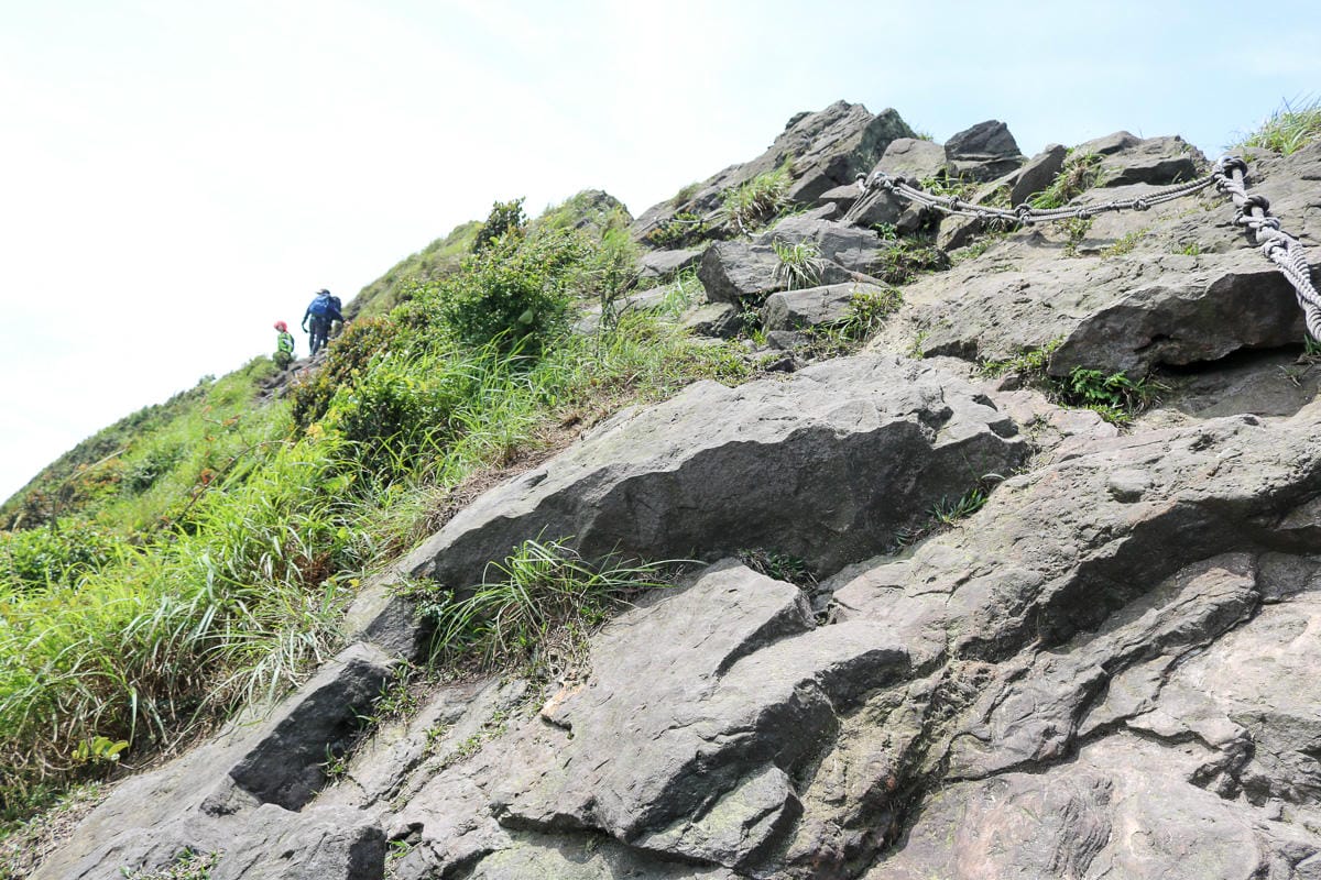 瑞芳茶壺山半屏山縱走 黃金三稜手腳並用氣勢不輸劍龍稜