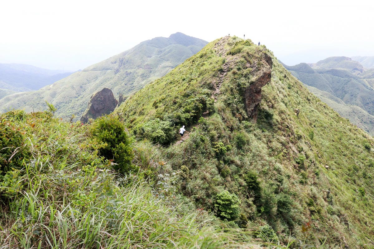瑞芳茶壺山半屏山縱走 黃金三稜手腳並用氣勢不輸劍龍稜