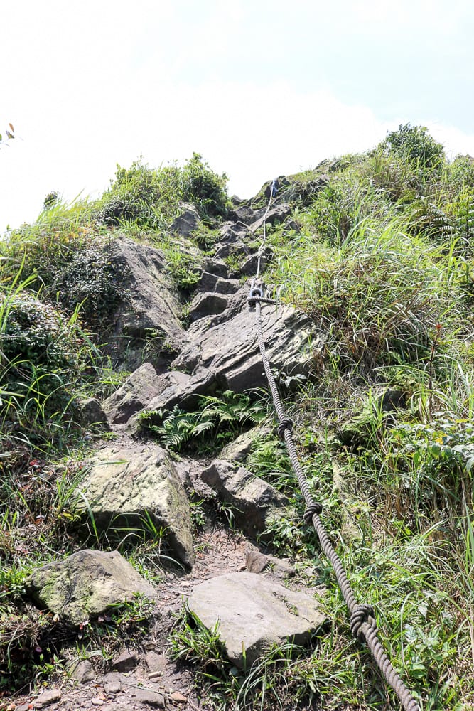 瑞芳茶壺山半屏山縱走 黃金三稜手腳並用氣勢不輸劍龍稜