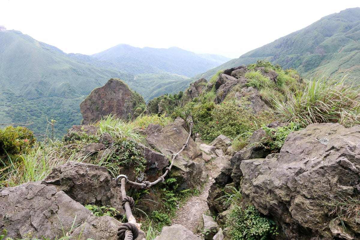 瑞芳茶壺山半屏山縱走 黃金三稜手腳並用氣勢不輸劍龍稜
