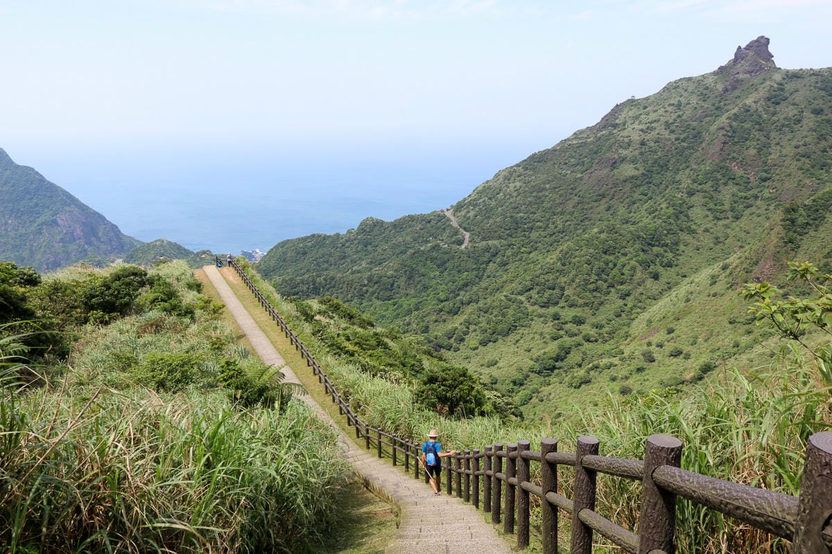 瑞芳茶壺山半屏山縱走 黃金三稜手腳並用氣勢不輸劍龍稜