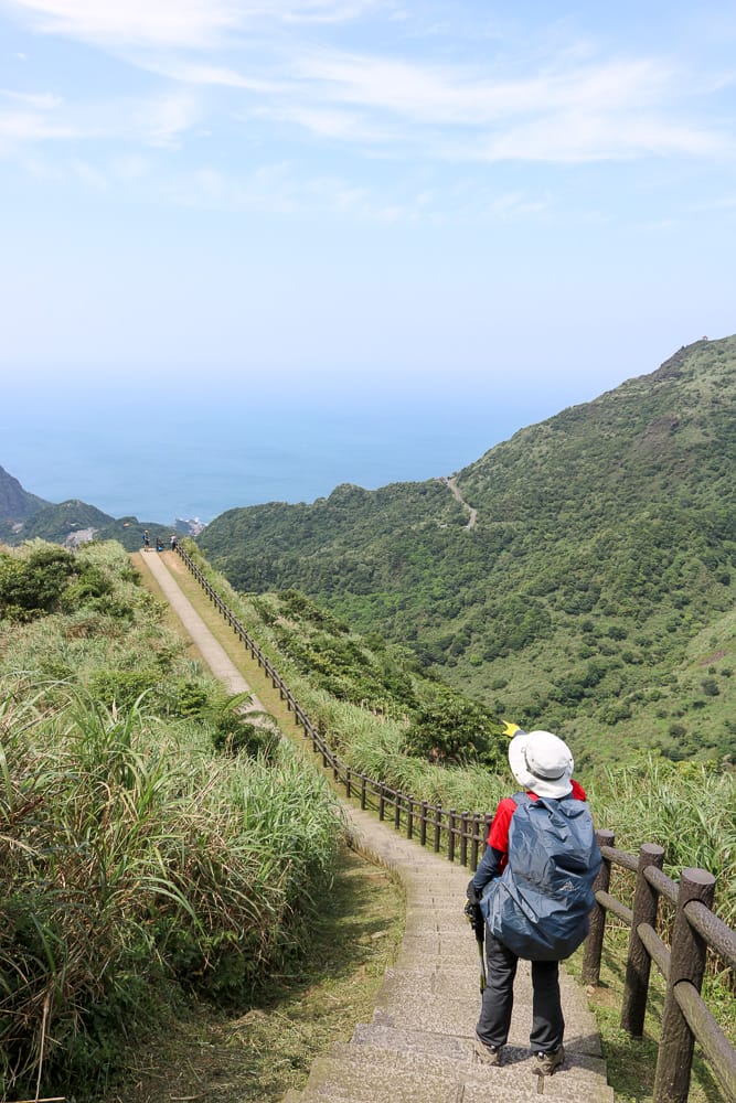 瑞芳茶壺山半屏山縱走 黃金三稜手腳並用氣勢不輸劍龍稜