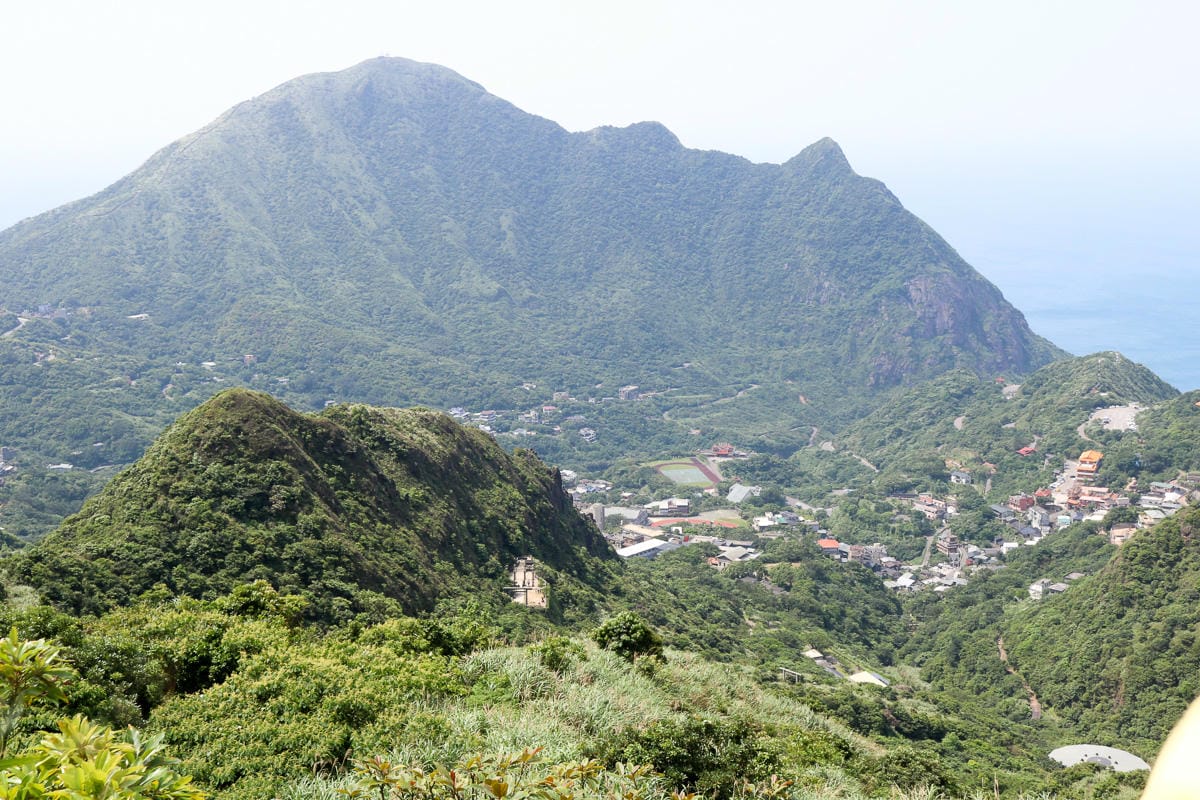 瑞芳茶壺山半屏山縱走 黃金三稜手腳並用氣勢不輸劍龍稜