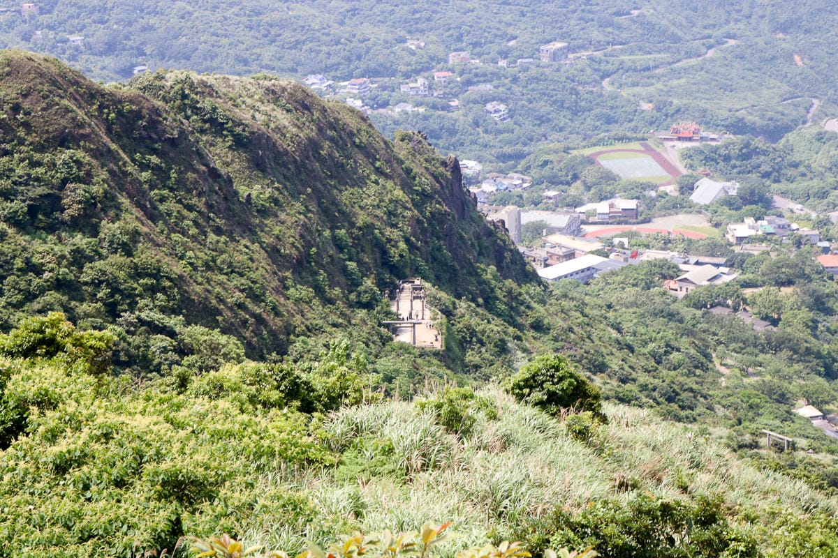 瑞芳茶壺山半屏山縱走 黃金三稜手腳並用氣勢不輸劍龍稜