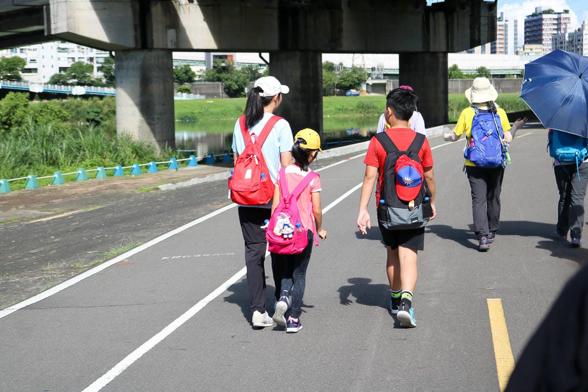 從松山一路走到淡水朝聖媽祖 沿著河濱走到關渡快自燃了
