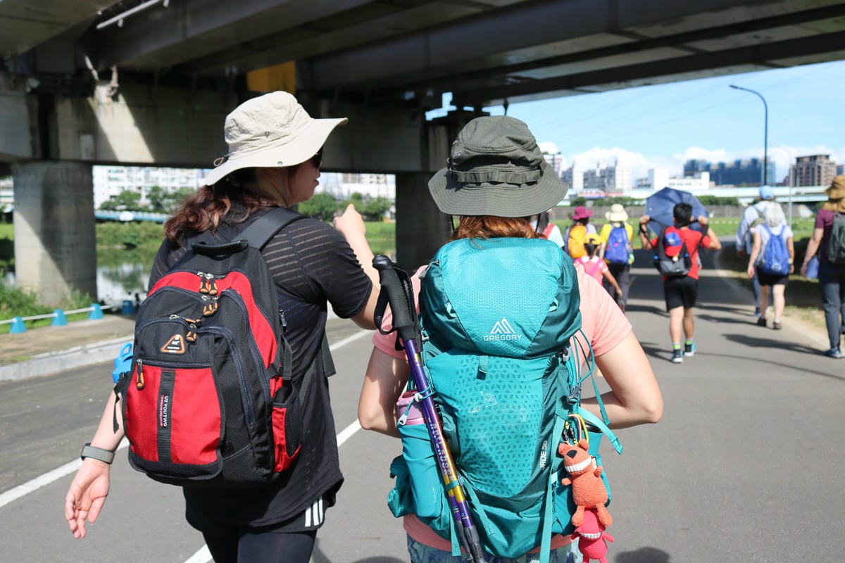 從松山一路走到淡水朝聖媽祖 沿著河濱走到關渡快自燃了