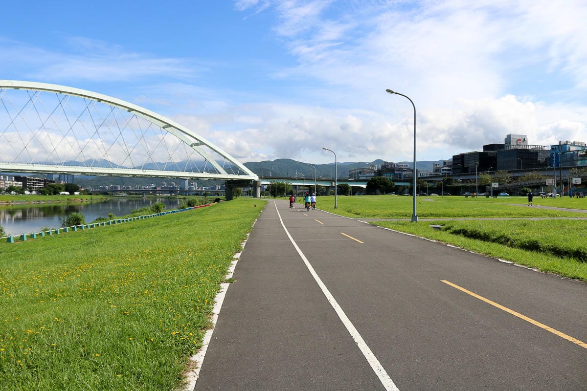 從松山一路走到淡水朝聖媽祖 沿著河濱走到關渡快自燃了