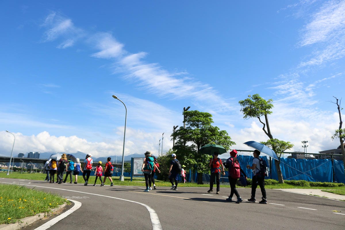 從松山一路走到淡水朝聖媽祖 沿著河濱走到關渡快自燃了