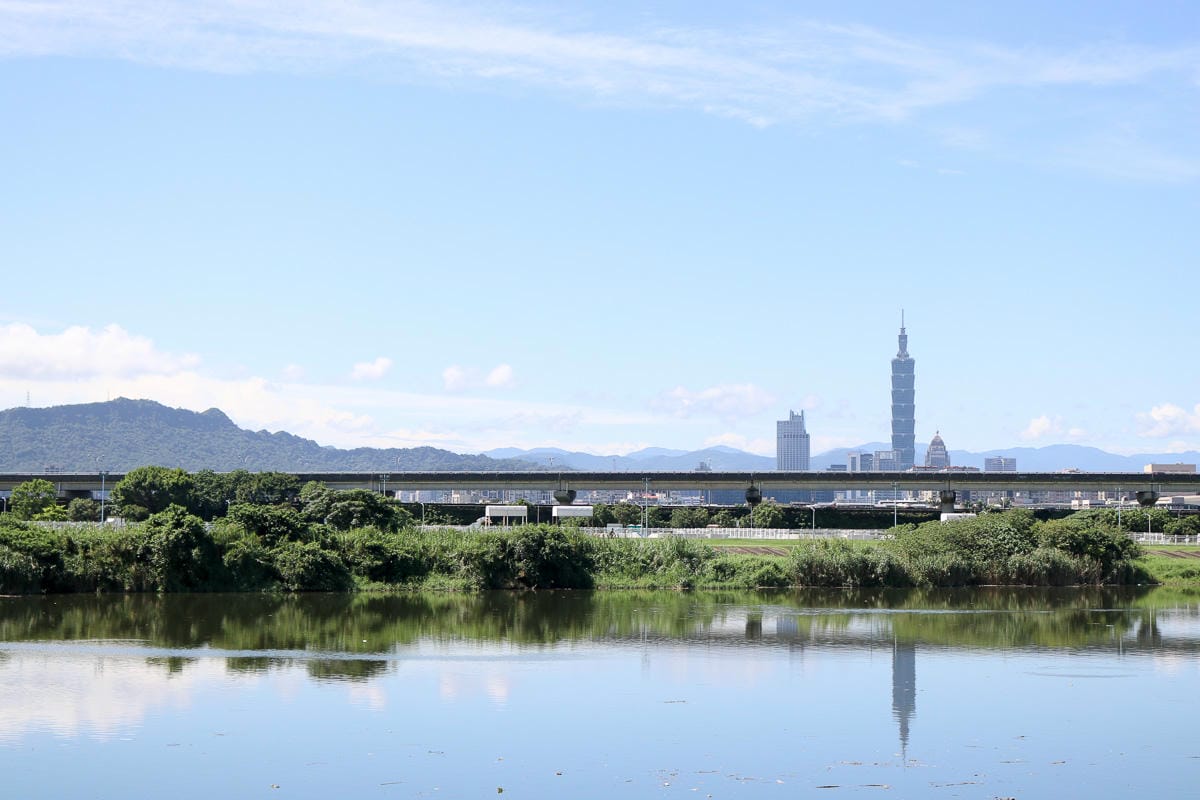 從松山一路走到淡水朝聖媽祖 沿著河濱走到關渡快自燃了