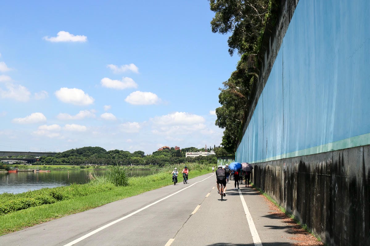 從松山一路走到淡水朝聖媽祖 沿著河濱走到關渡快自燃了
