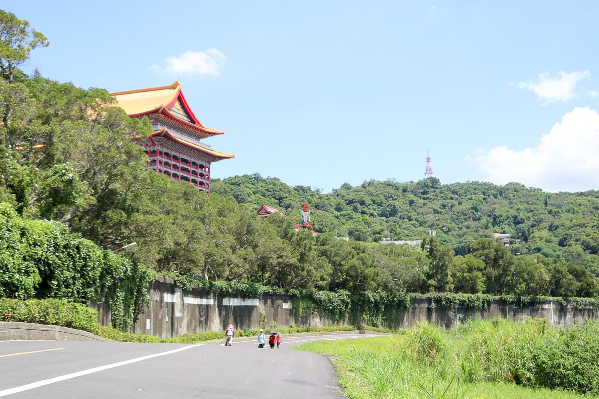 從松山一路走到淡水朝聖媽祖 沿著河濱走到關渡快自燃了