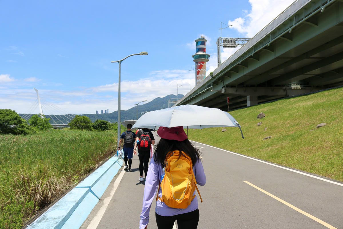從松山一路走到淡水朝聖媽祖 沿著河濱走到關渡快自燃了