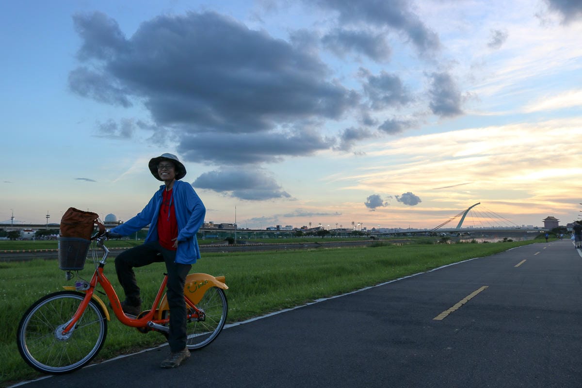 從松山一路走到淡水朝聖媽祖 沿著河濱走到關渡快自燃了