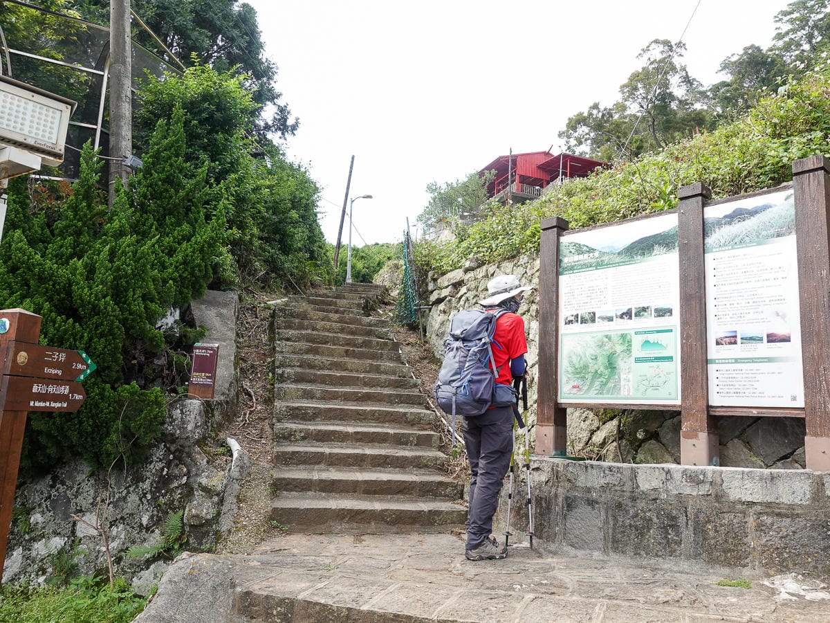 下雨中大屯山連峰O型 大屯山西峰南峰好刺激 如遇雷雨難度翻倍