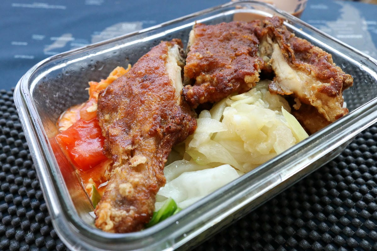 內湖便當外送 華園排骨主菜炸排骨炸雞腿有厲害難怪生意好得很