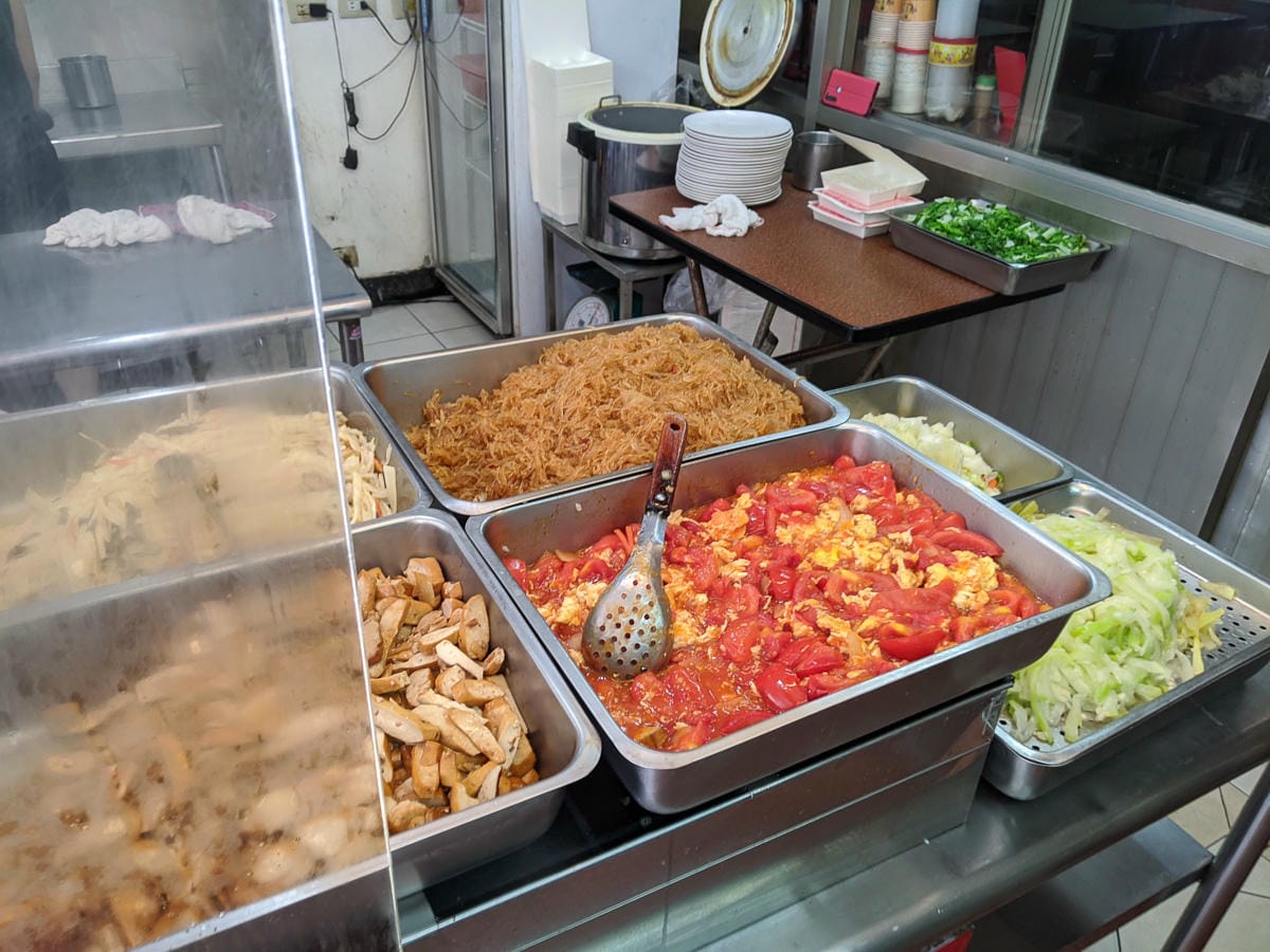 內湖便當外送 華園排骨主菜炸排骨炸雞腿有厲害難怪生意好得很