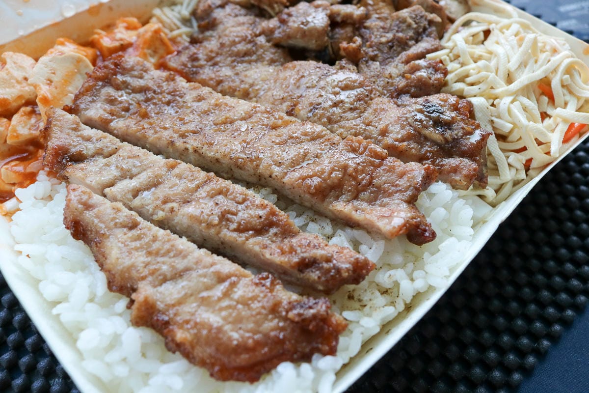 南港便當 豬家莊炸雞腿炸排骨威力都遠不及吃不到的雞排跟紅槽肉