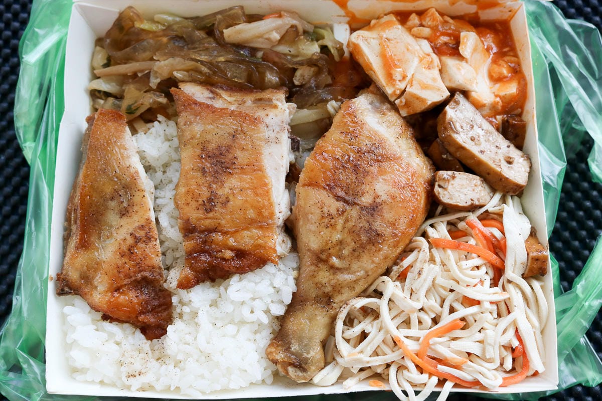 南港便當 豬家莊炸雞腿炸排骨威力都遠不及吃不到的雞排跟紅槽肉