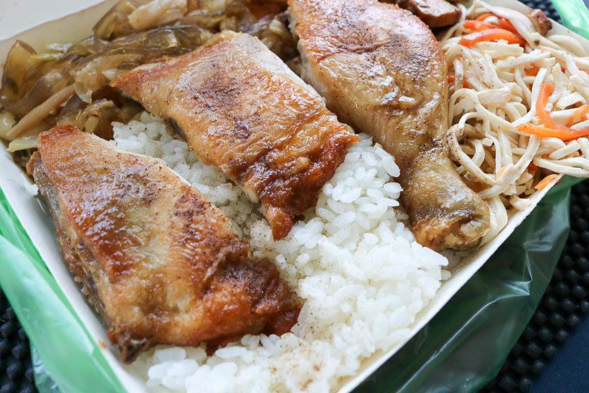 南港便當 豬家莊炸雞腿炸排骨威力都遠不及吃不到的雞排跟紅槽肉