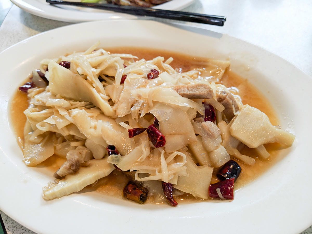 清境七彩屋雲南擺夷料理 多人合菜高CP好停車有人情味的餐廳