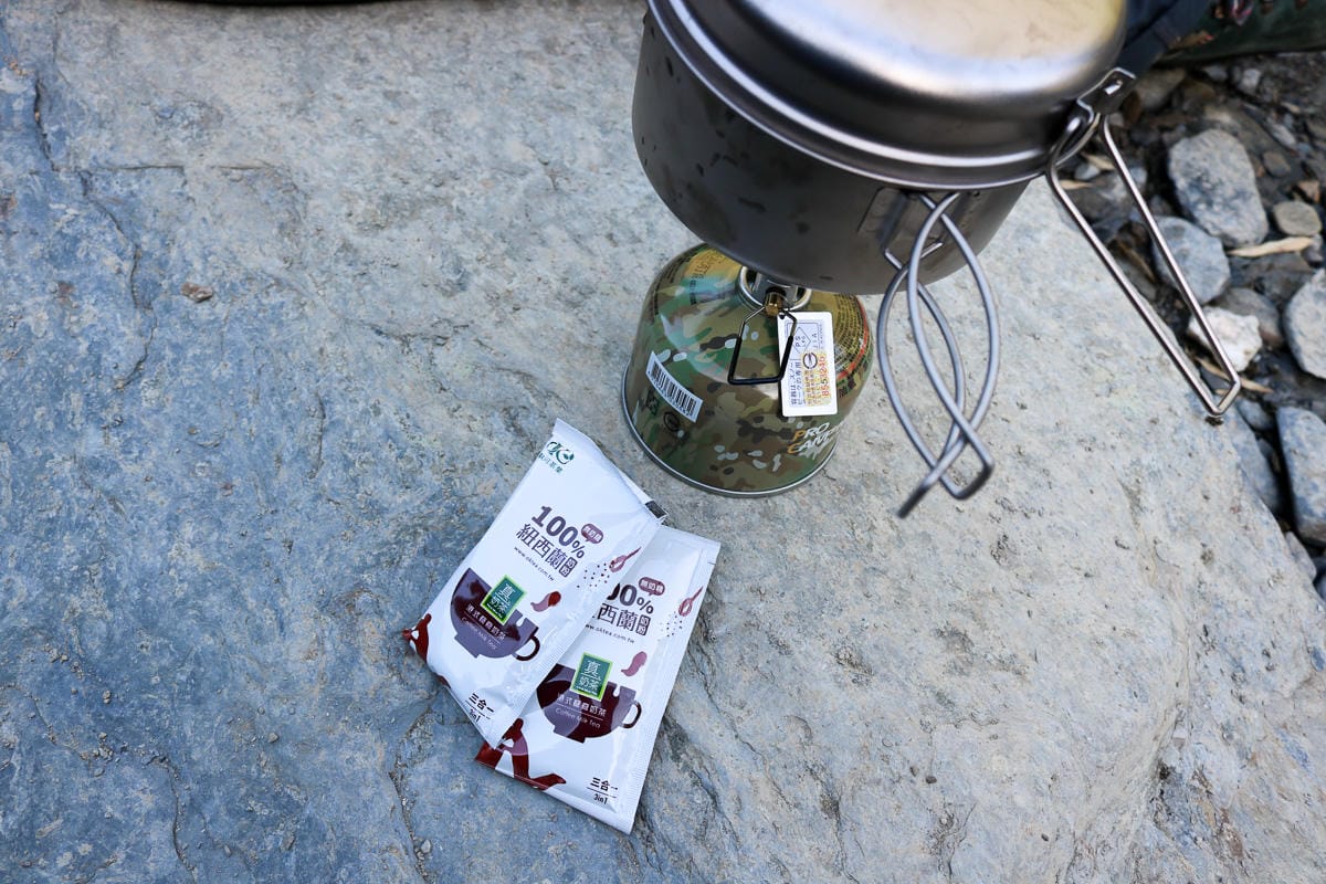 奇萊南華三天兩夜 奇萊南峰南華山 滾動在金色大草原上享樂大自然