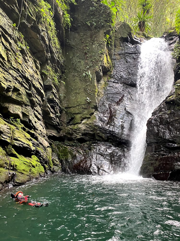 溯溪新手入門體驗行前準備 新竹梅花溯溪超好玩裝備須知