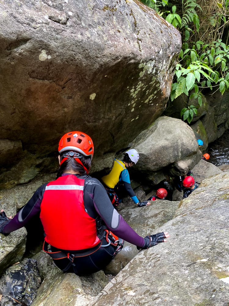 溯溪新手入門體驗行前準備 新竹梅花溯溪超好玩裝備須知