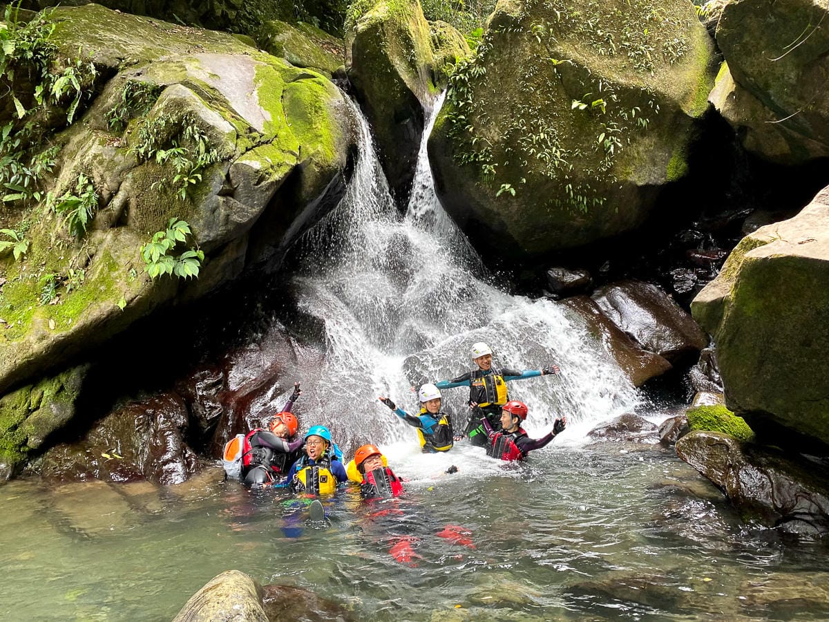 溯溪新手入門體驗行前準備 新竹梅花溯溪超好玩裝備須知