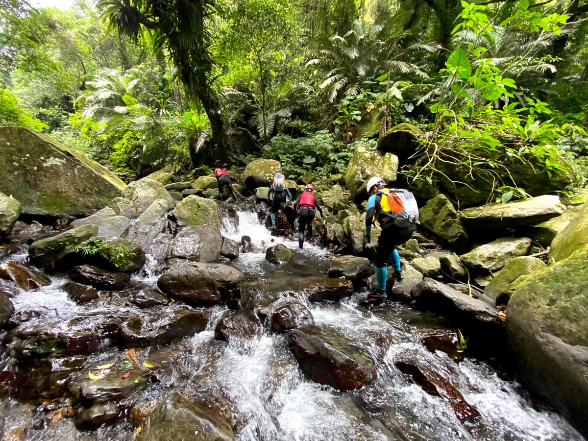溯溪新手入門體驗行前準備 新竹梅花溯溪超好玩裝備須知