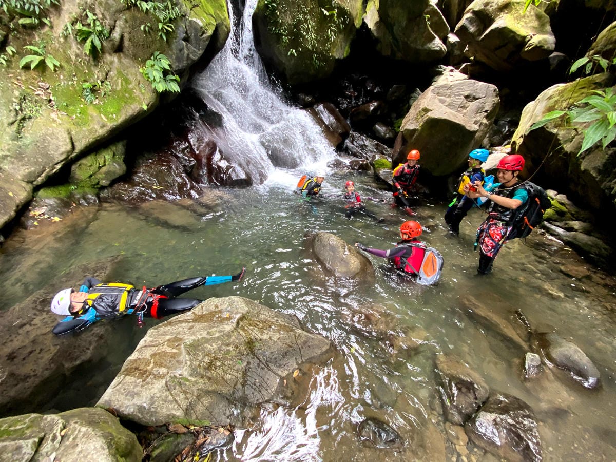 溯溪新手入門體驗行前準備 新竹梅花溯溪超好玩裝備須知