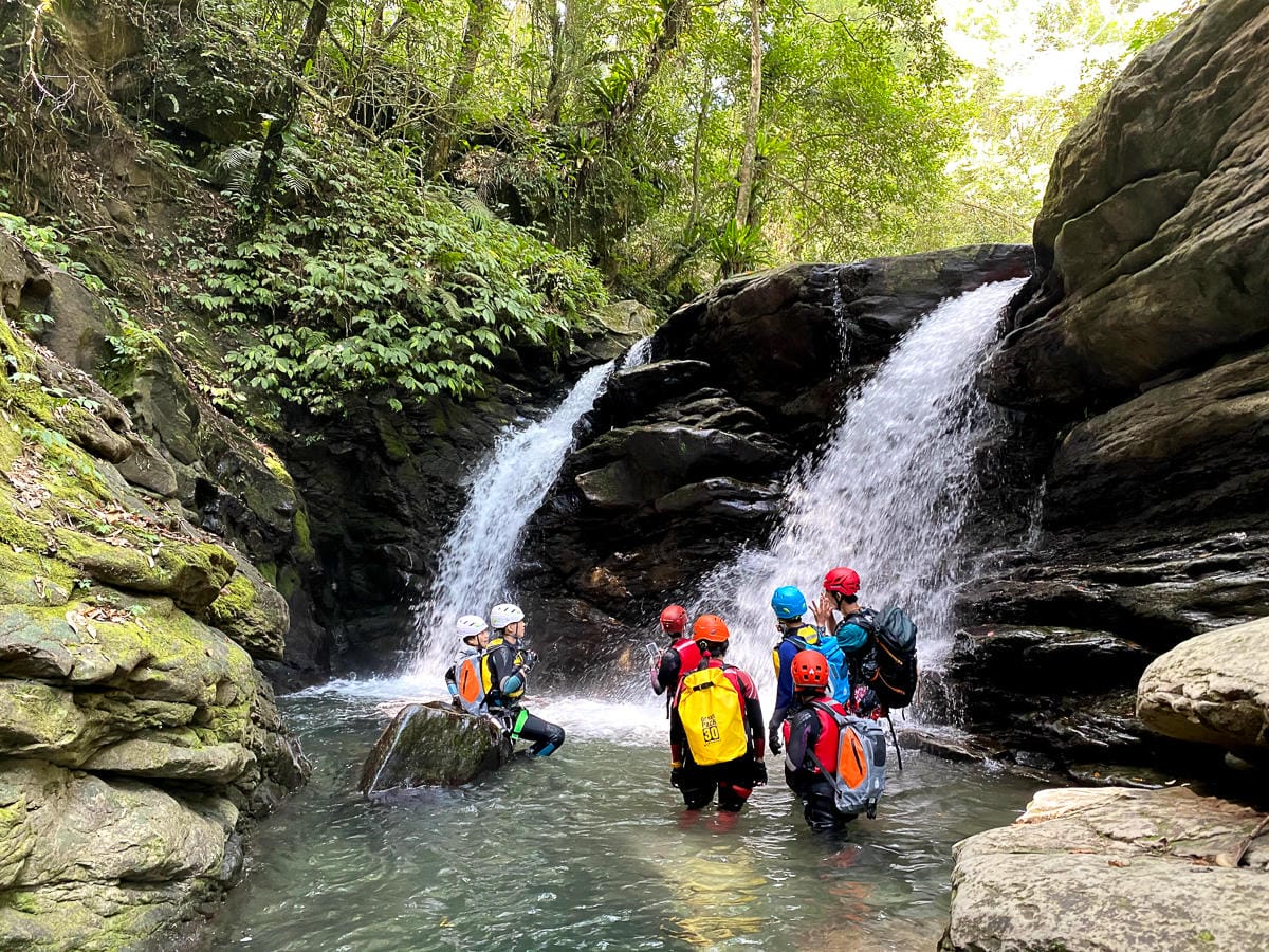 溯溪新手入門體驗行前準備 新竹梅花溯溪超好玩裝備須知