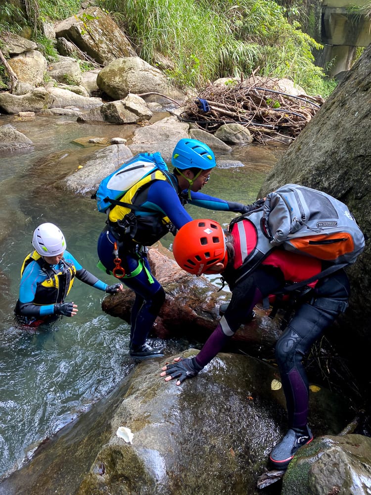 溯溪新手入門體驗行前準備 新竹梅花溯溪超好玩裝備須知