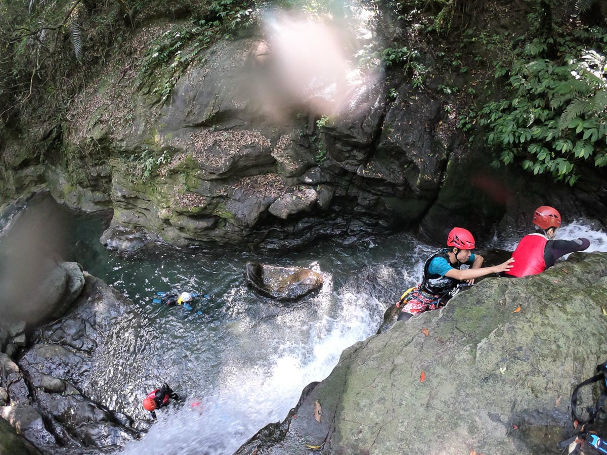 溯溪新手入門體驗行前準備 新竹梅花溯溪超好玩裝備須知