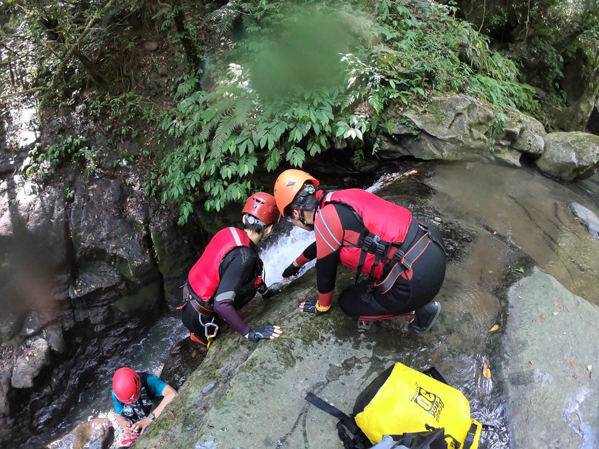 溯溪新手入門體驗行前準備 新竹梅花溯溪超好玩裝備須知