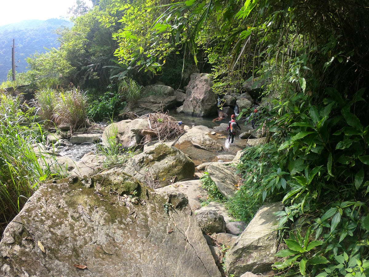 溯溪新手入門體驗行前準備 新竹梅花溯溪超好玩裝備須知