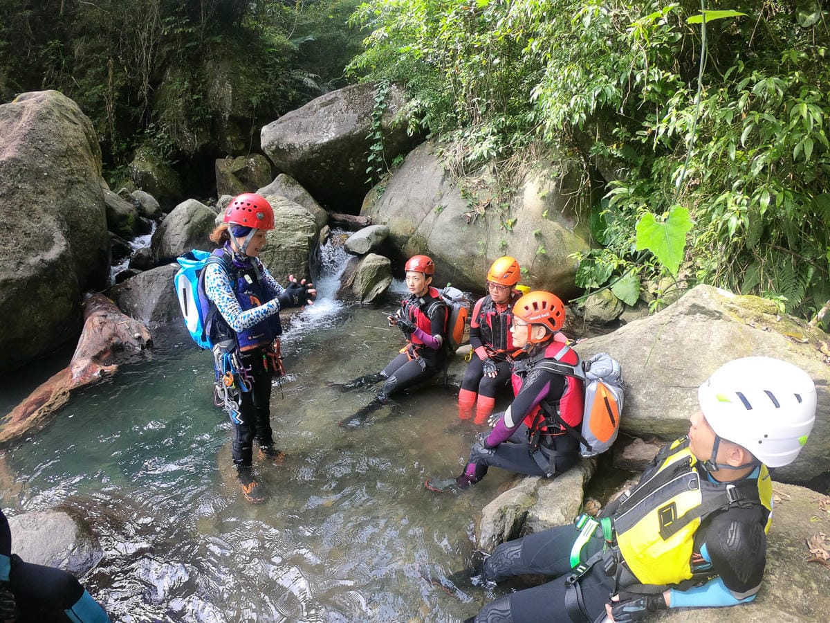 溯溪新手入門體驗行前準備 新竹梅花溯溪超好玩裝備須知