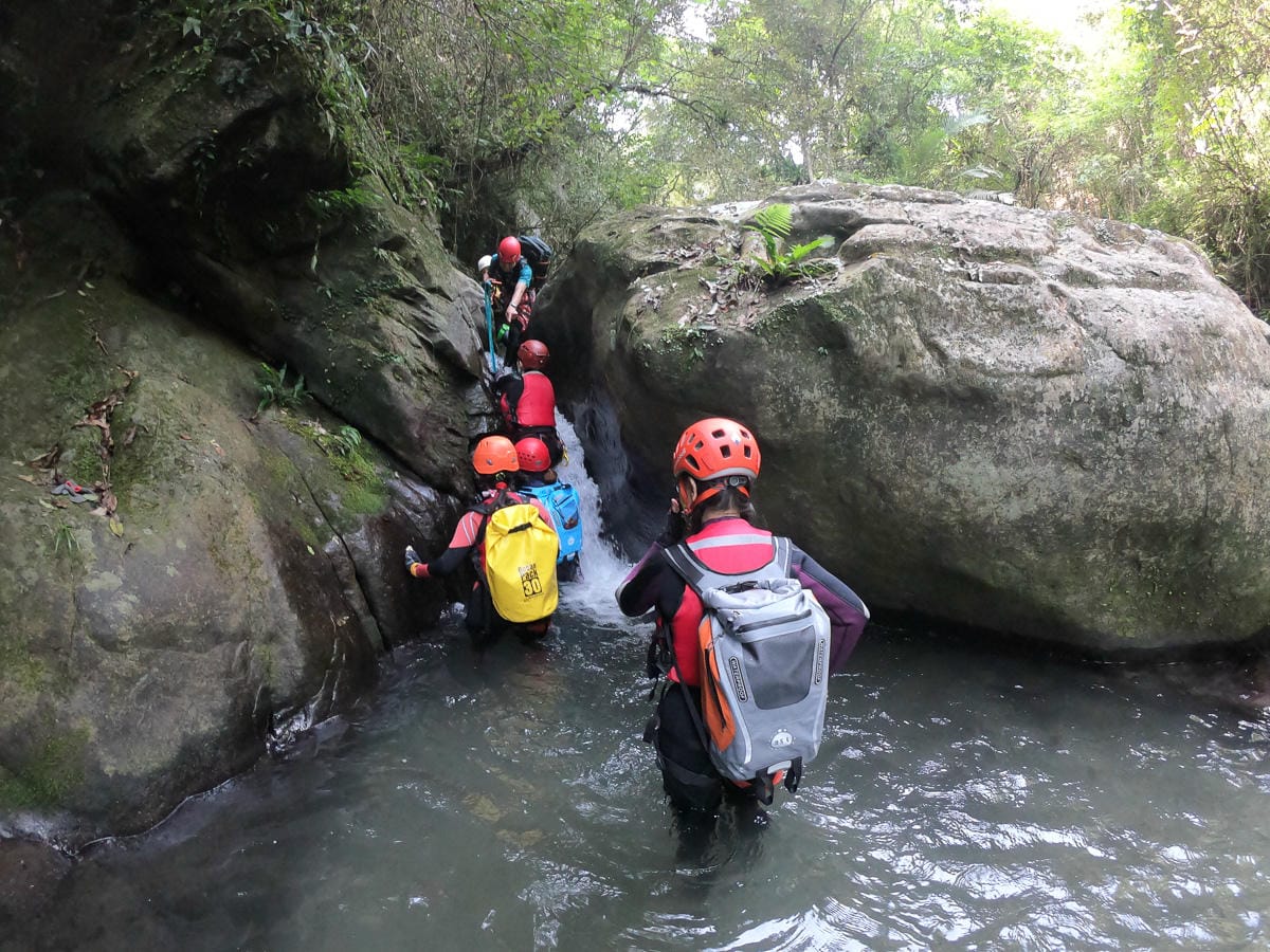 溯溪新手入門體驗行前準備 新竹梅花溯溪超好玩裝備須知
