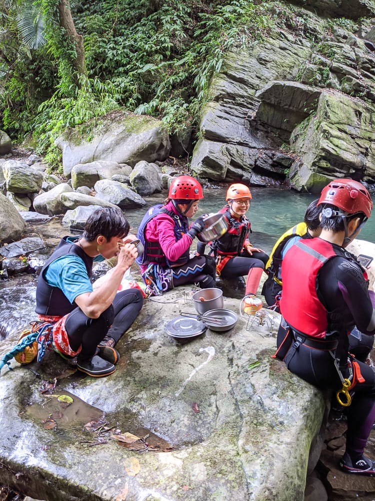 溯溪新手入門體驗行前準備 新竹梅花溯溪超好玩裝備須知