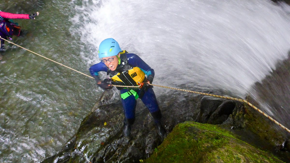溯溪新手入門體驗行前準備 新竹梅花溯溪超好玩裝備須知